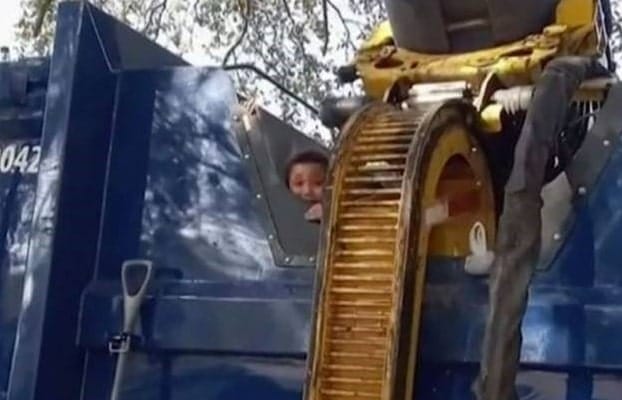 jongen in vuilniswagen