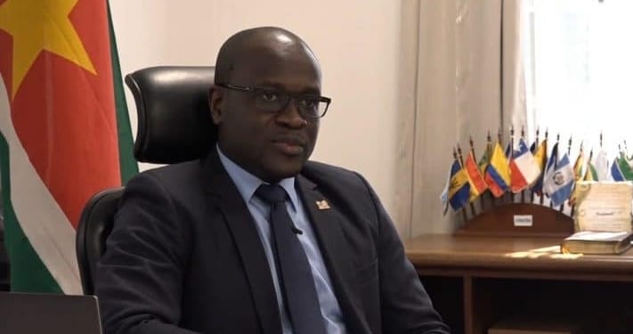 minister sergio akiemboto van natuurlijke hulpbronnen foto nii 066429 eqTmvZ1T e1613054263153