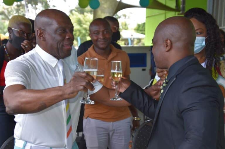 Vol blijdschap proosten president commissaris Stanley Dijksteel en directeur Earnie Eenig van Radio SRS op de launch van de nieuwe fase die het bedrijf heeft ingezet 768x510 1