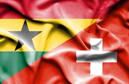54426112 golvende vlag van zwitserland en ghana