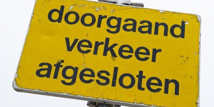 Doorgaand verkeer afgesloten wegafsluiting