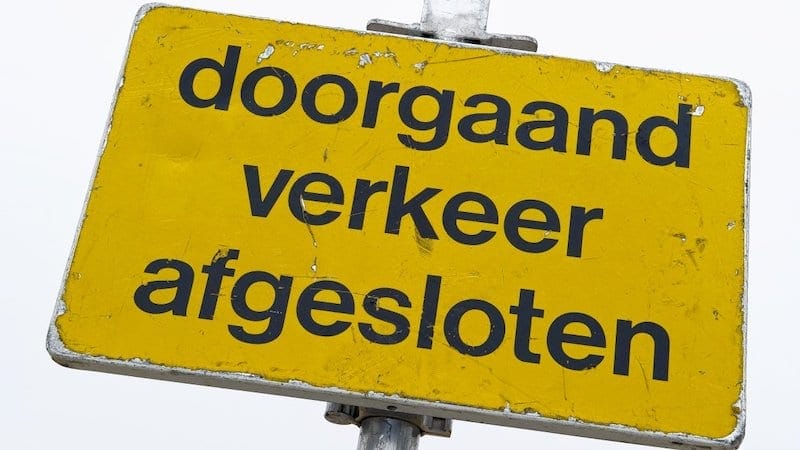 Doorgaand verkeer afgesloten wegafsluiting