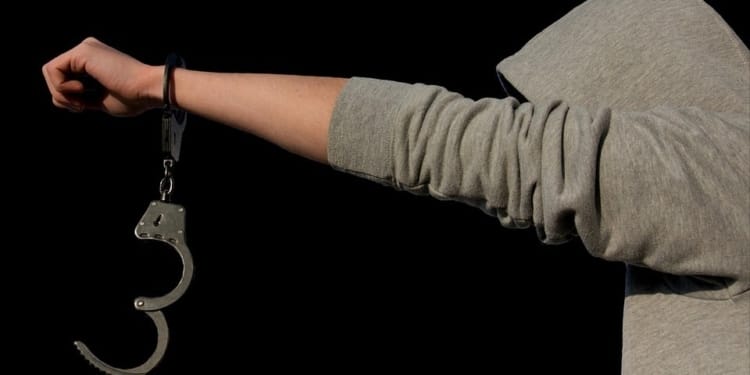 handboeien arrestatie politie dief inbreker cel gevangenis