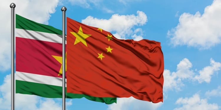 de vlaggen van suriname en china
