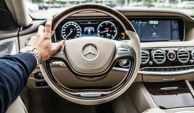 auto mercedes rijk