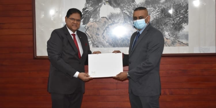 santokhi en dnv directeur Shivanand ramlall