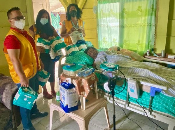 ernstig zieke man ontvangt donatie van lions