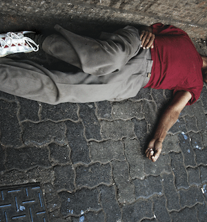 man grond liggen bewusteloos