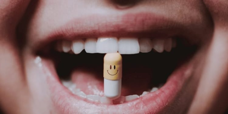 tablet vrouw medicijn capsule