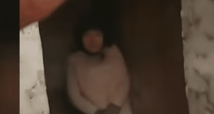 vastgektend vrouw