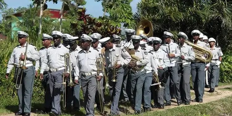 politiekapel van suriname fotoboek 1A De politiekapel naar een begafenis