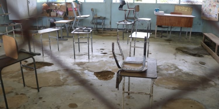 kapot schoollokaal binnenland