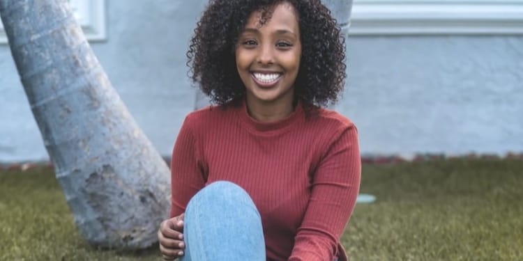 vrouw zwart kroes haar