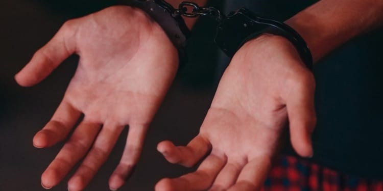 handboeien arrest aangehouden gevangenis politie handen