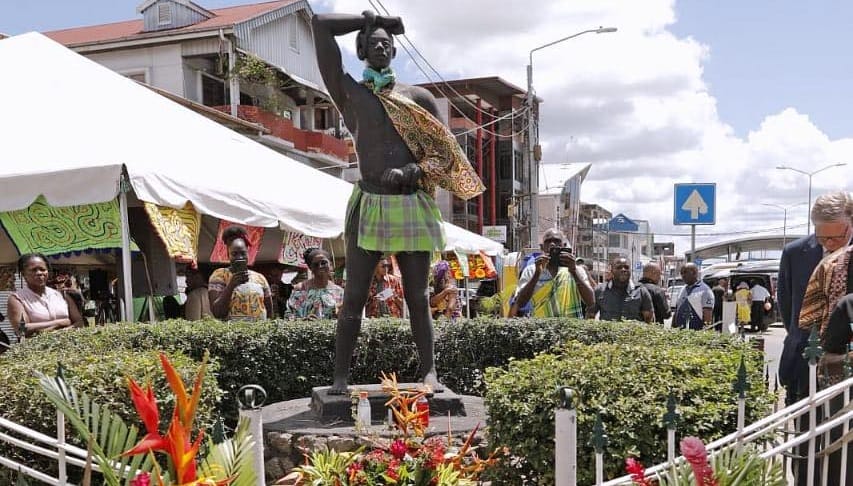 standbeeld kwakoe afschaffing slavernij 1
