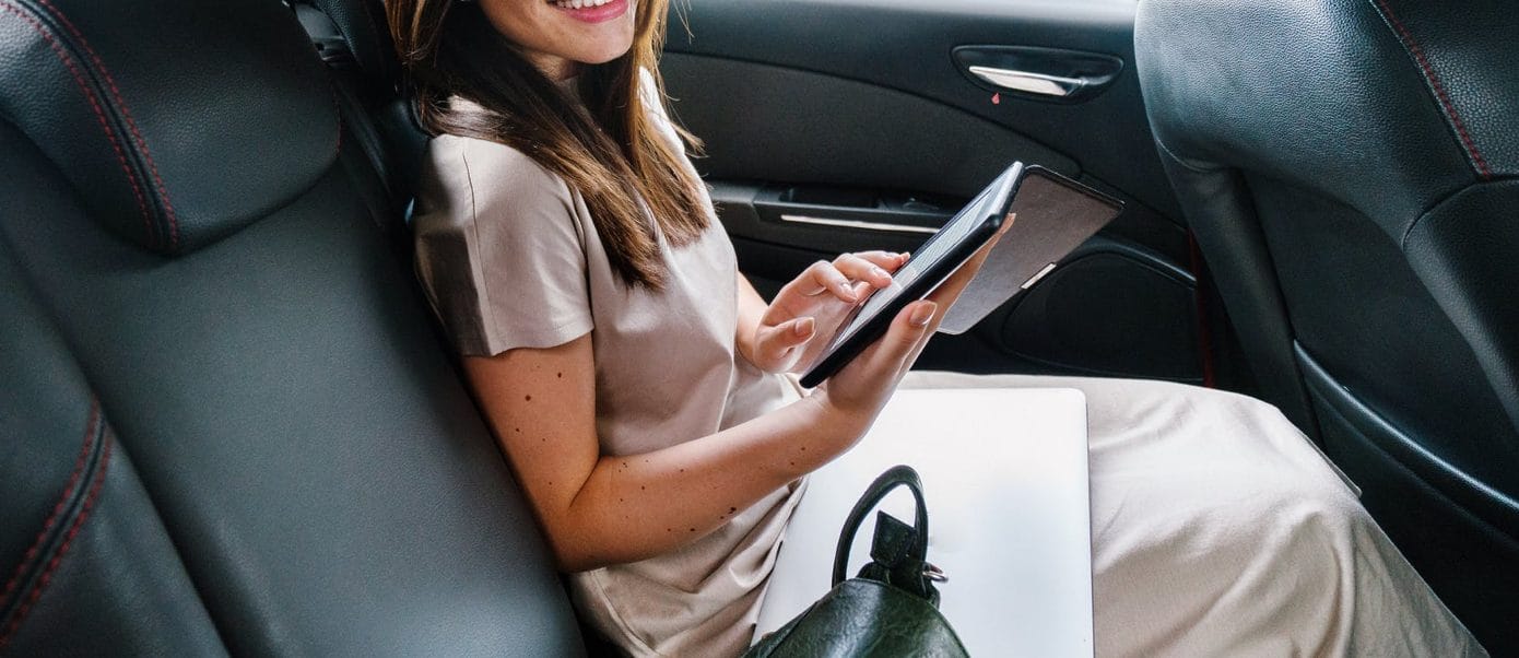 vrouw auto passagier