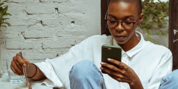 vrouw telefoon mobiel