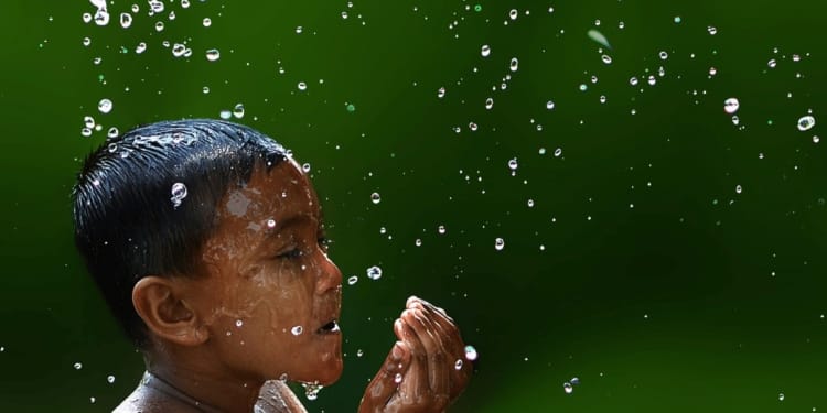 kind baden douchen water zwemmen