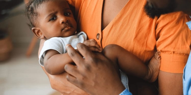 kind moeder vader familie gezin baby