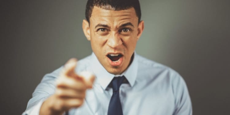 man boos schreeuwen