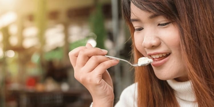 vrouw eten restaurant