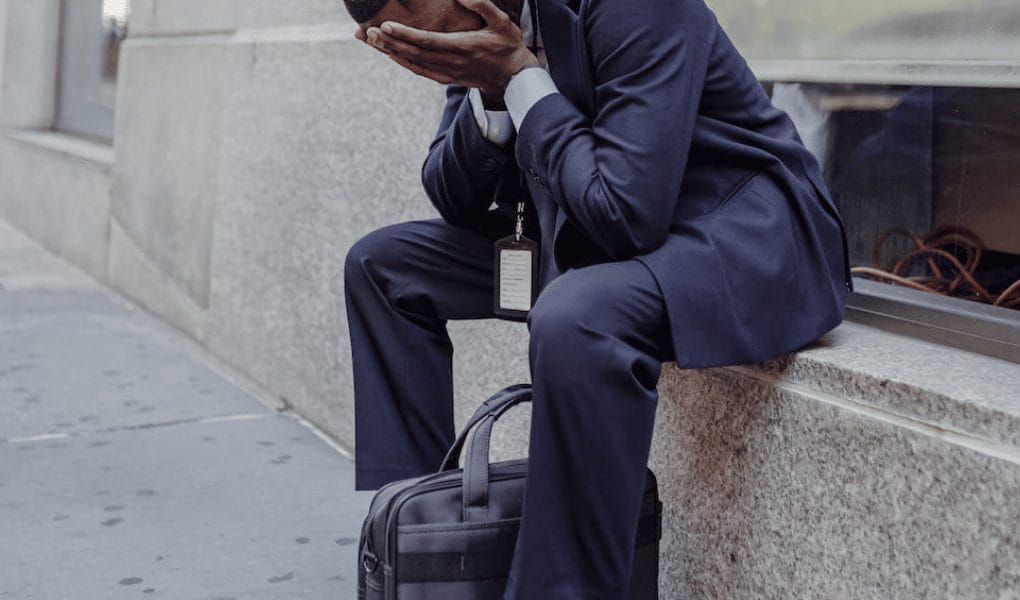 zakenman werk verdriet huilen depressief
