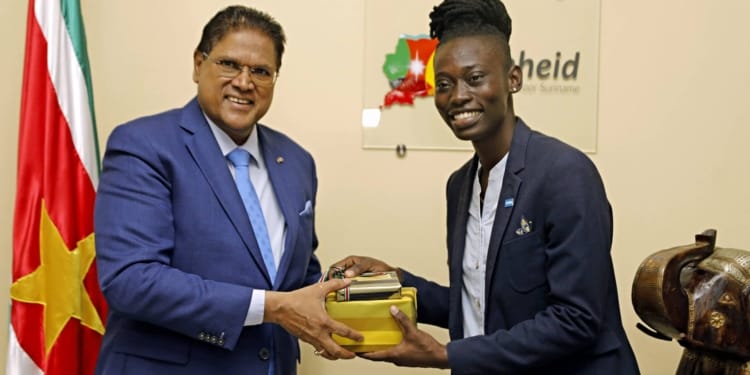 FIFA assistent scheidsrechter Rensch maakt opwachting bij president Santokhi