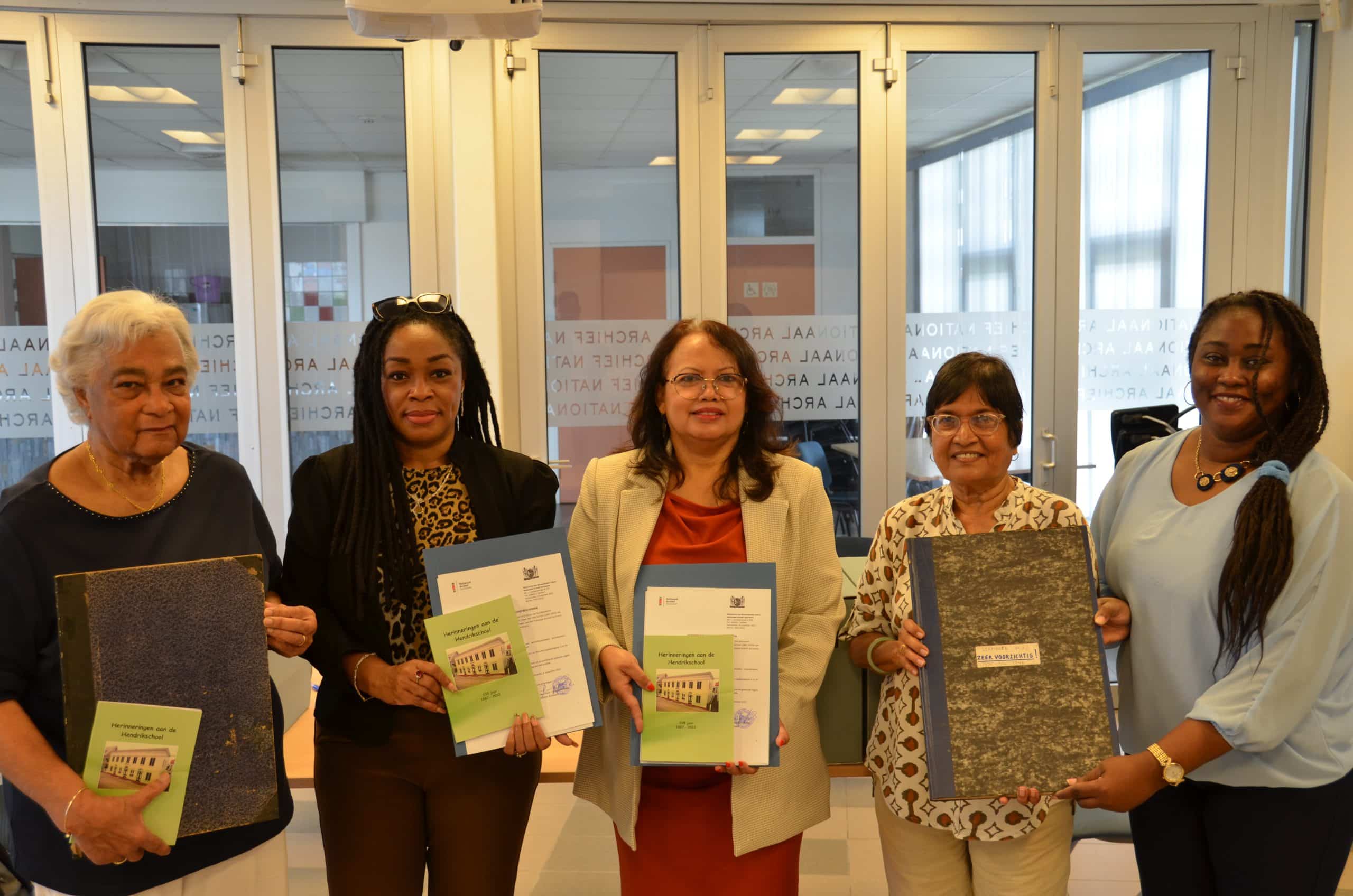 Foto overdracht Hendrikschool scaled