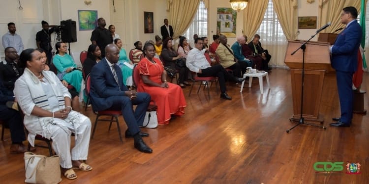 Suriname opgedragen aan Schepper