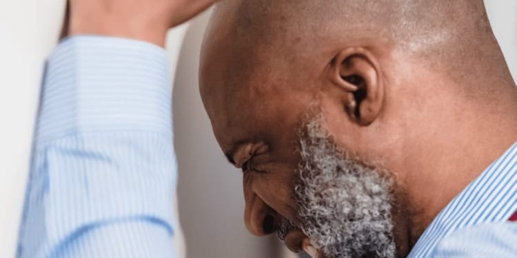 man baard boos verdriet