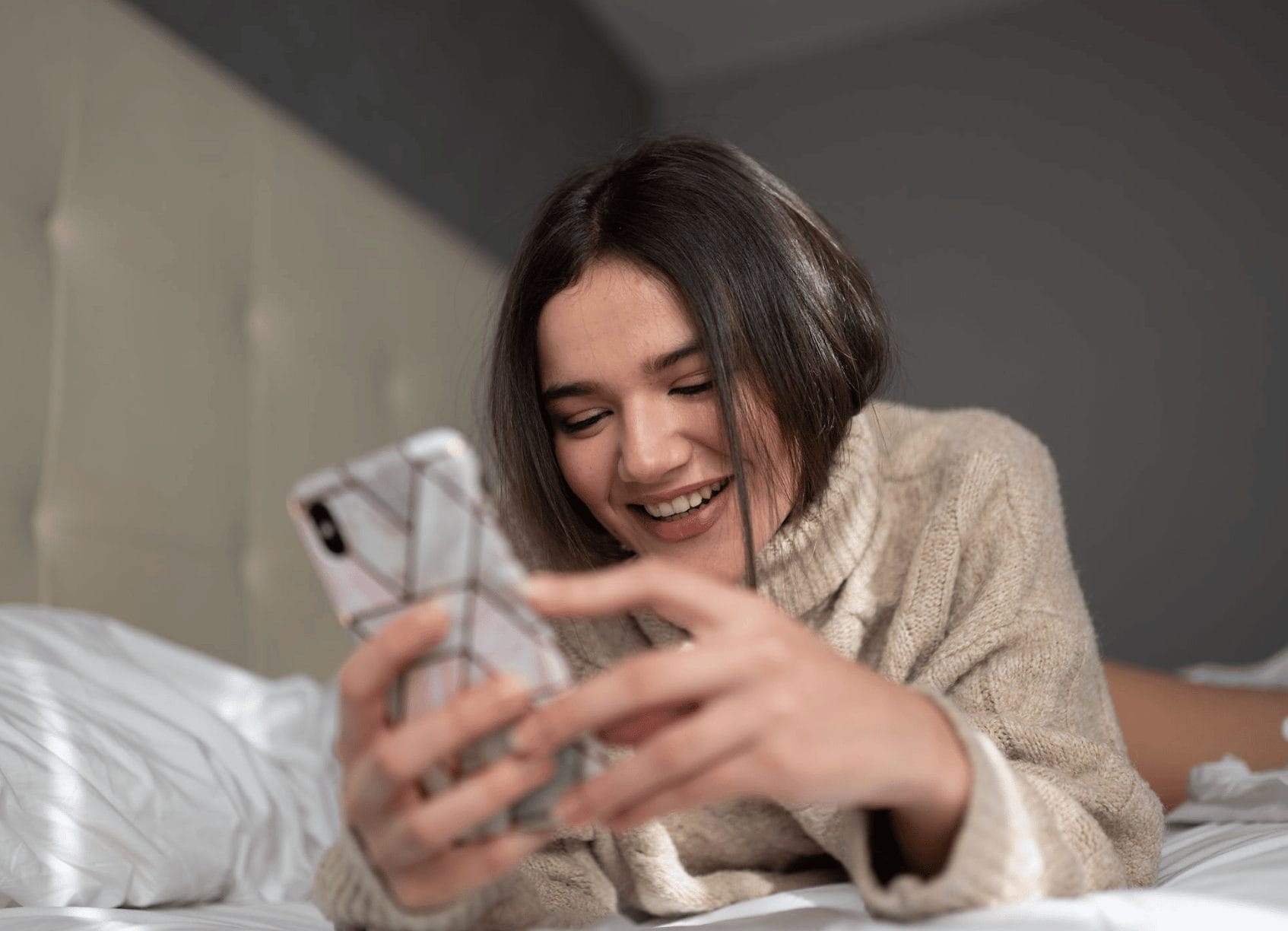 vrouw telefoon mobiel bed