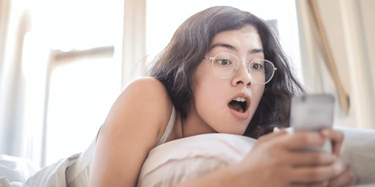 vrouw telefoon schrik