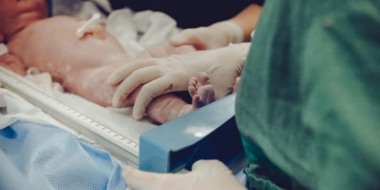 Filipijnse verpleegkundigen versterken NICU afdeling AZP baby operatie coufeuse