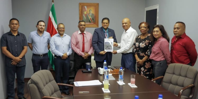 Santokhi ontvangt veiligheidsrapport Zorg en Hoop Airport