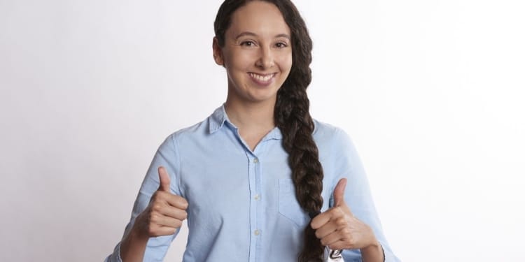 Duim omhoog vrouw