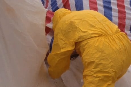 NIMOS en de Forensische Opsporingsdienst van de politie nemen monsters van de bulkzakken