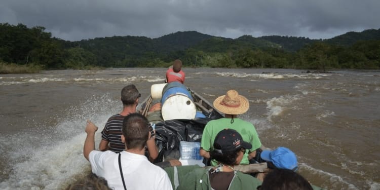 Suriname binnenland tour trip vakantie korjaal boot