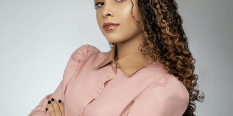 jongedame getint brunette vrouw krullen haar