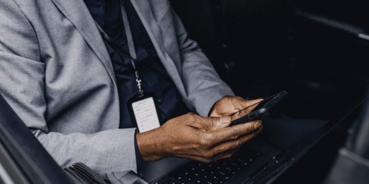 man telefoon auto zaken bellen