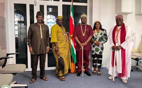 Royals uit Afrika bezoeken kabinet Vice President