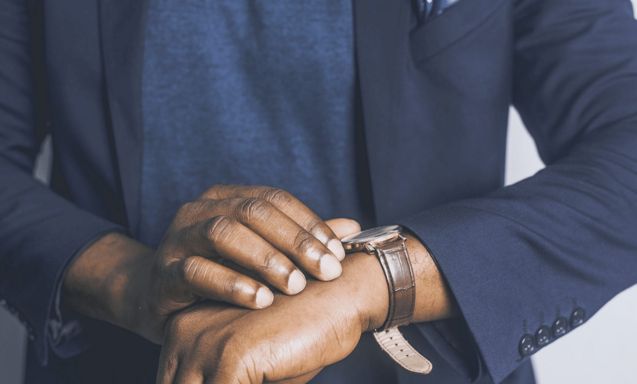 man horloge zakenman pak miljonair