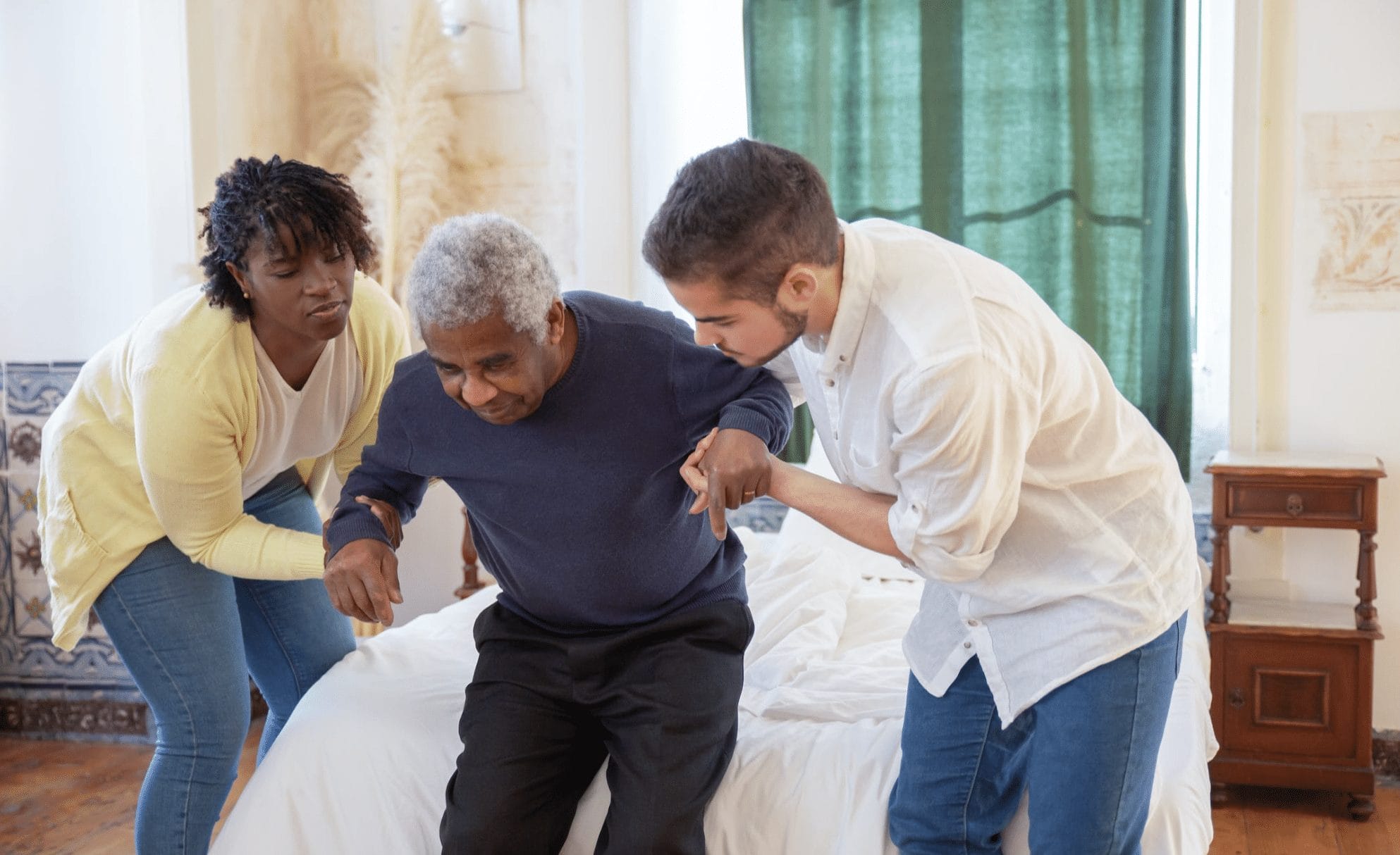 man oud verzorgen bejaard verpleging hulp