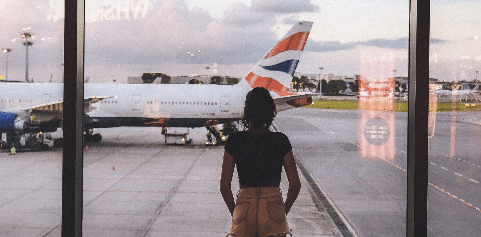 vrouw vliegveld airport reizen vliegtuig