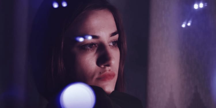 vrouw dame eenzaam verdriet depressief tranen huilen