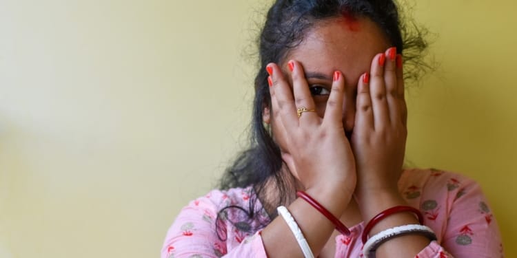 vrouw dame verlegen schaamte