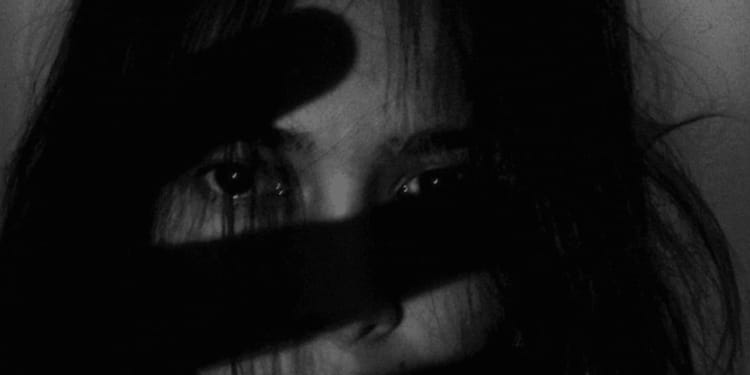 vrouw ogen meisje angst bang crime misdaad