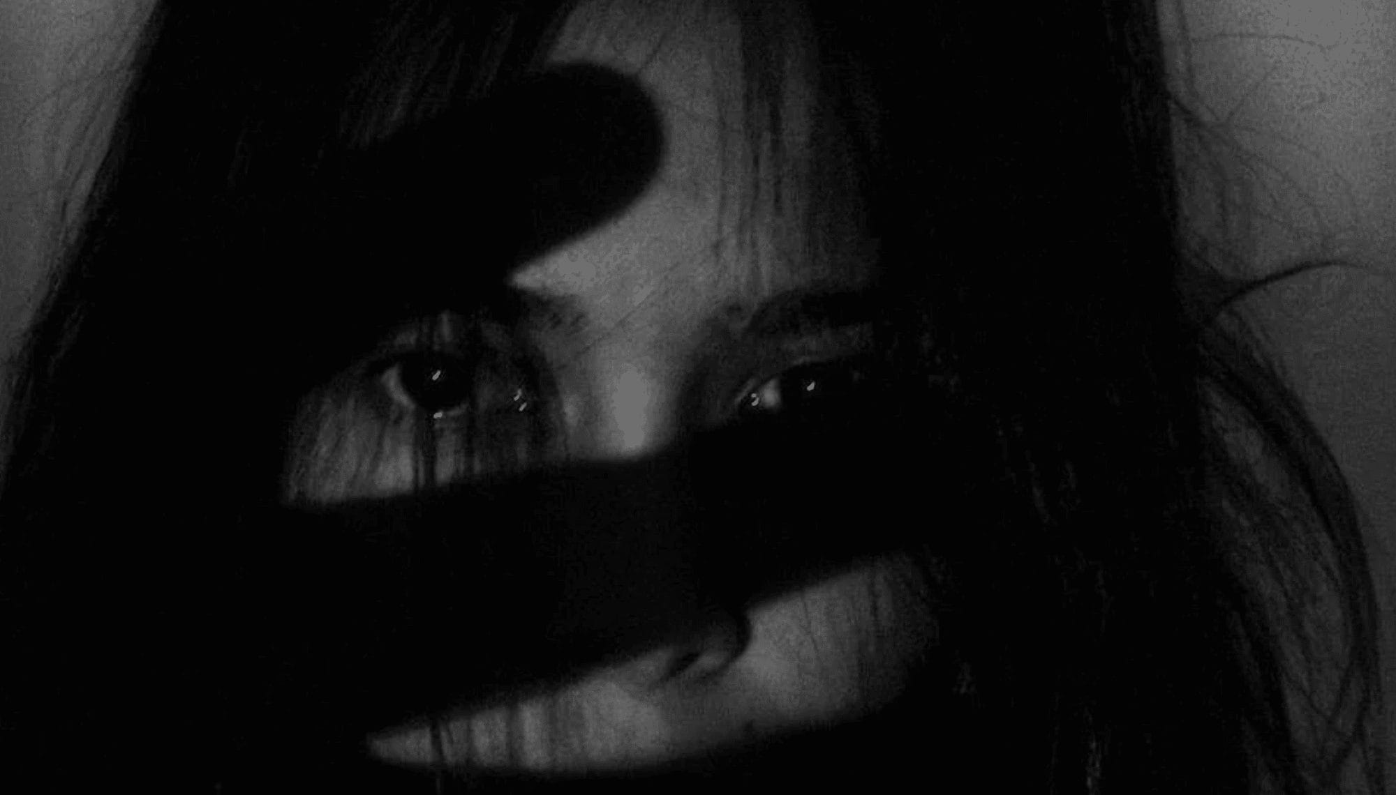 vrouw ogen meisje angst bang crime misdaad