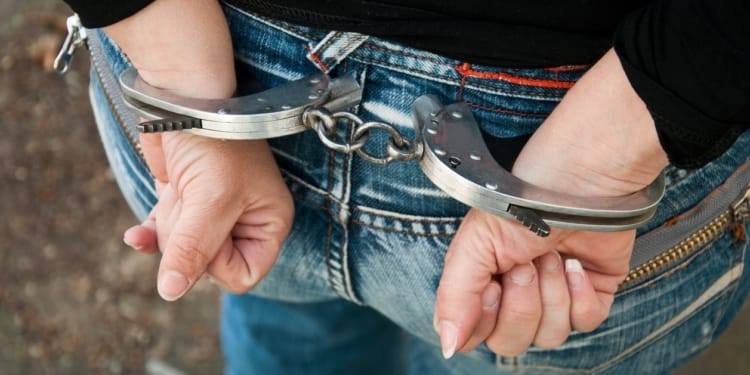 aangehouden gevangenis handboeien arrestatie politie vrouw