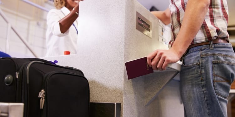 paspoort airport inchecken vliegveld koffer baggage reizen passagier