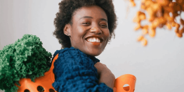 vrouw boodschappen fruit groenten lachen vegetarisch vegan